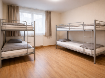 KI generiertes Bild eines Zimmers in einer Flüchtlingsunterkunft